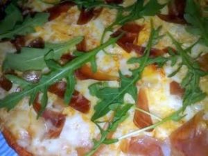Pizza_con_jamn_ibrico_y_rcula