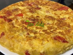 Tortilla-de-patatas-cebolla-pimientos-y-sobrasada-A